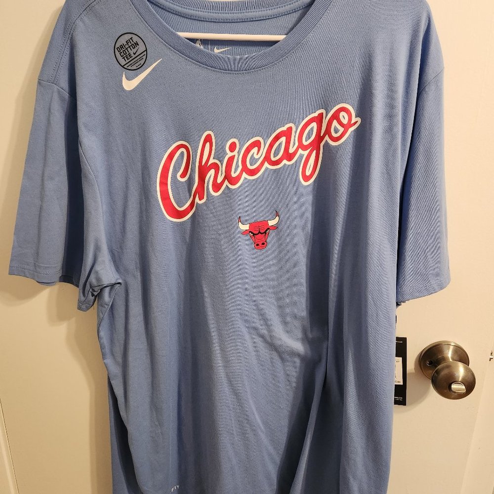 CHICAGO BULLS UNISEX, SHORT-SLEEVED T-SHIRT.